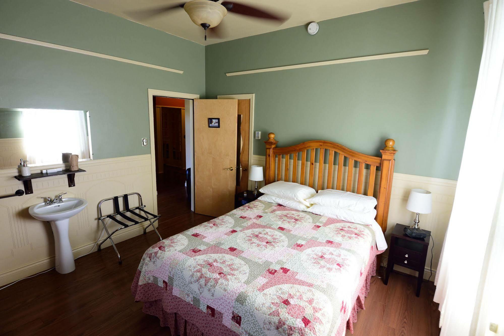 Le St-georges Bed & Breakfast 4*